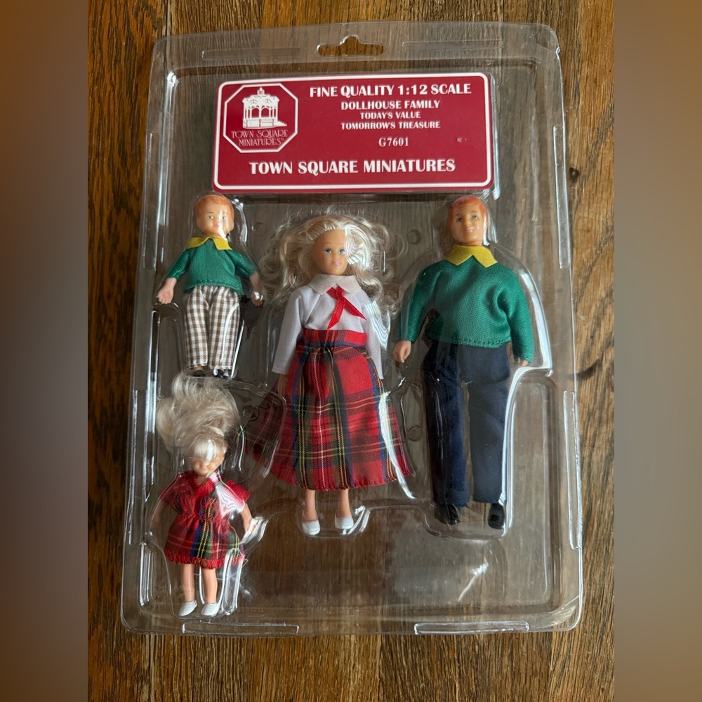 New Vintage Town Square Miniatures "Modern Family" doll set